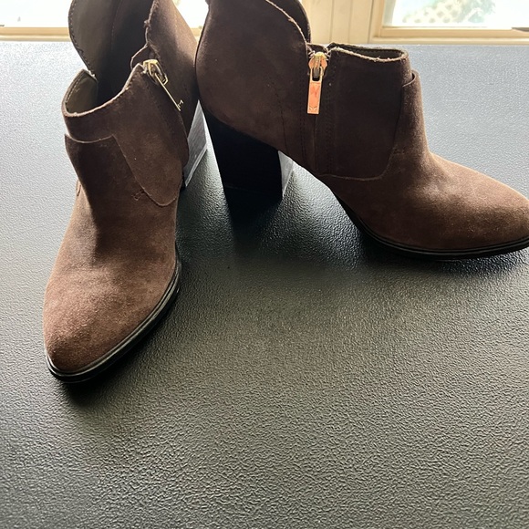 Marc Fisher LTD brown suede bootie heels with zipper, women’s size 6.5 - Picture 2 of 4